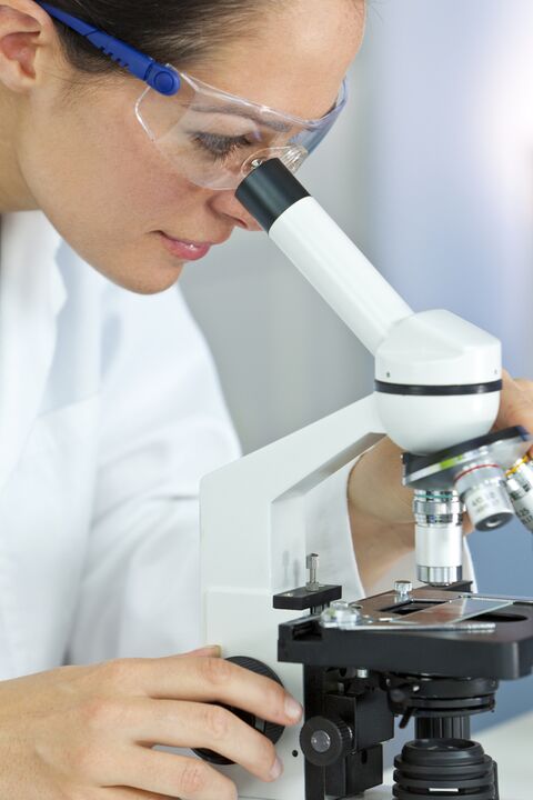 femme regardant au microscope