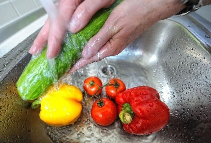 Pour prévenir les infections parasitaires, vous devez laver les légumes avant de les manger.