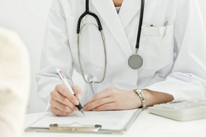 Un médecin qui traite les infestations d'helminthes